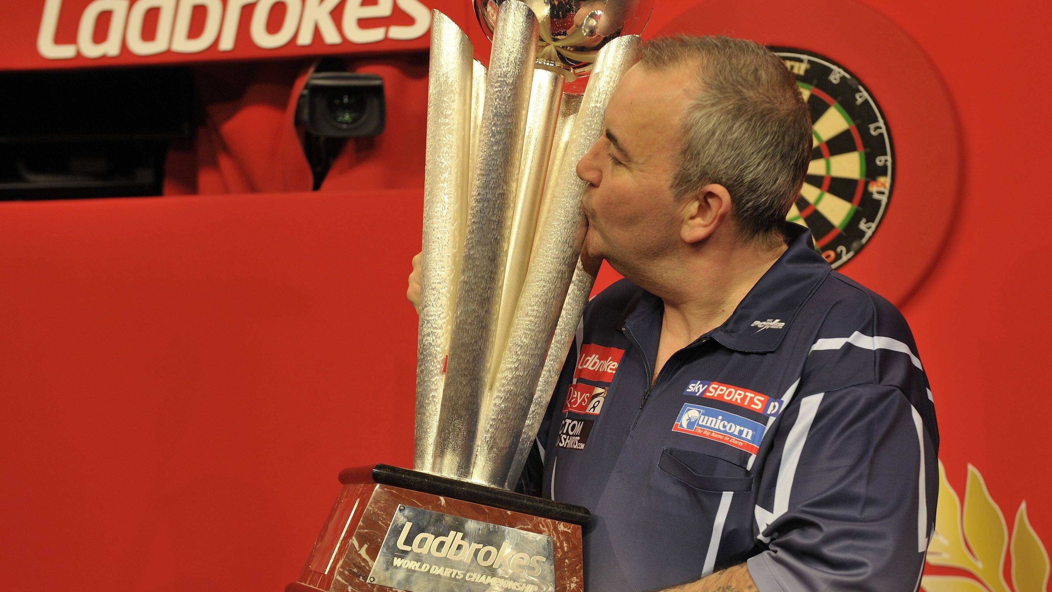 <strong>Phil Taylor</strong><br>16-mal gewann der Engländer die Weltmeisterschaft, 14-mal unter dem Dach der PDC. Ebenfalls 16-mal war er der Sieger beim World Matchplay. Hinzu kommen zahlreiche weitere Titel. Taylor dominierte den Sport wie kein anderer vor und nach ihm. 2011 wurde er dementsprechend wenig überraschend in die Ruhmeshalle aufgenommen.