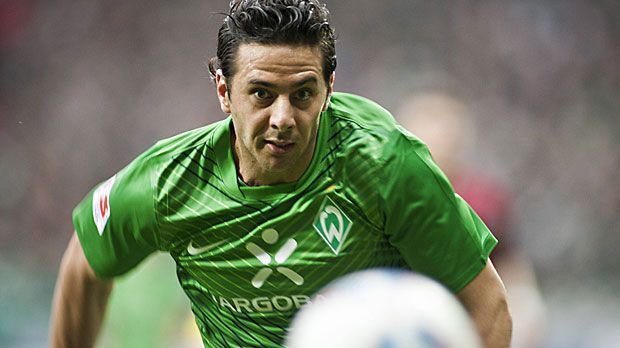 
                <strong>Claudio Pizarro (Werder Bremen)</strong><br>
                Claudio Pizarro (Werder Bremen): Bereits 2008 feiern die Grün-Weißen die Rückkehr des Publikumslieblings. Vier Jahre - das erste davon auf Leihbasis - bleibt das Schlitzohr Werder damals treu, bevor es ihn - wie schon 2001 - von der Weser an die Isar zu Bayern München zieht. Allein 60 Bundesliga-Tore gelingen ihm zwischen 2008 und 2012.
              