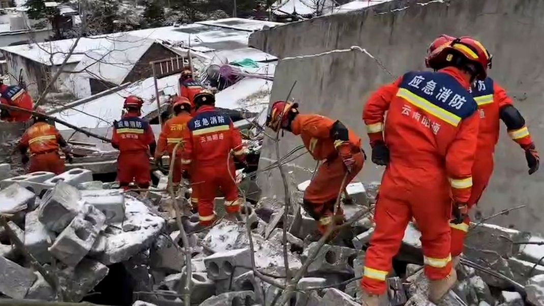 Dieser Screenshot zeigt Rettungskräfte bei der Arbeit an der Stelle eines Erdrutsches im Dorf Liangshui in der südwestchinesischen Provinz Yunnan.