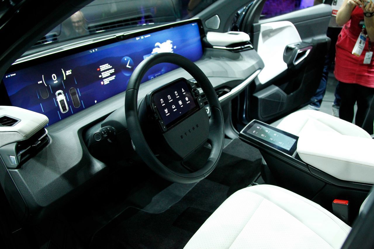 ... ist das Display im Cockpit mit einer Diagonalen von 47 Zoll (knapp 120 Zentimeter) sowie digitale Dienste. Zum Start soll der E-SUV 45.000 Euro kosten.