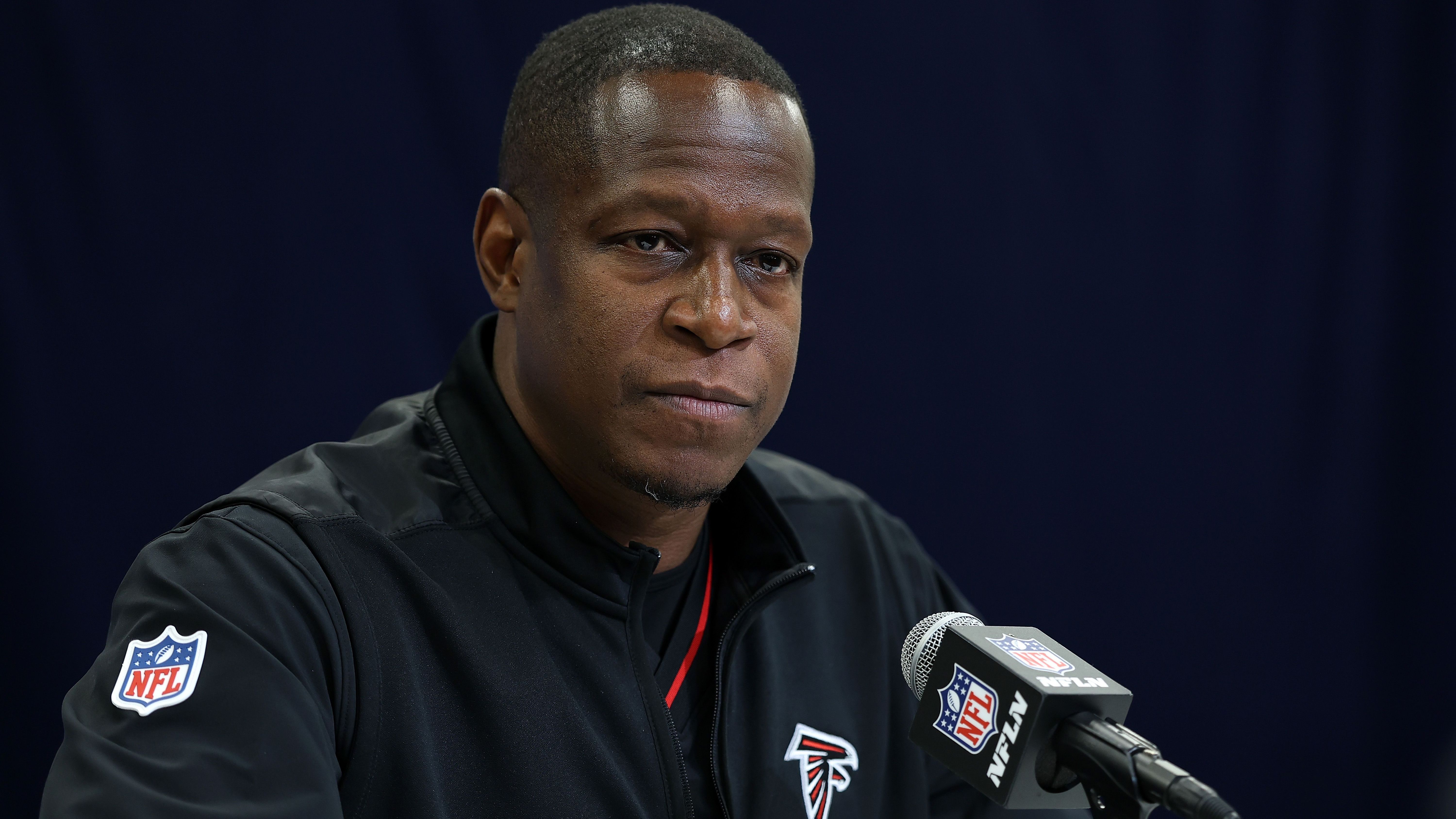<strong>Atlanta Falcons: Defensive stabilisieren, Rookie-Duo einbauen</strong><br>Die Defense der Falcons war in der Vorsaison löchrig wie ein schlecht gemachter Schweizer Käse. Vor allem der Pass Rush war mies, im Draft kamen deshalb gleich zwei neue Erstrundenpicks für die Quarterback-Jagd: Jalon Walker und James Pearce Jr. Diese beiden in das defensive Schema einzubauen, wird die Hauptaufgabe der Falcons in der Vorbereitung.