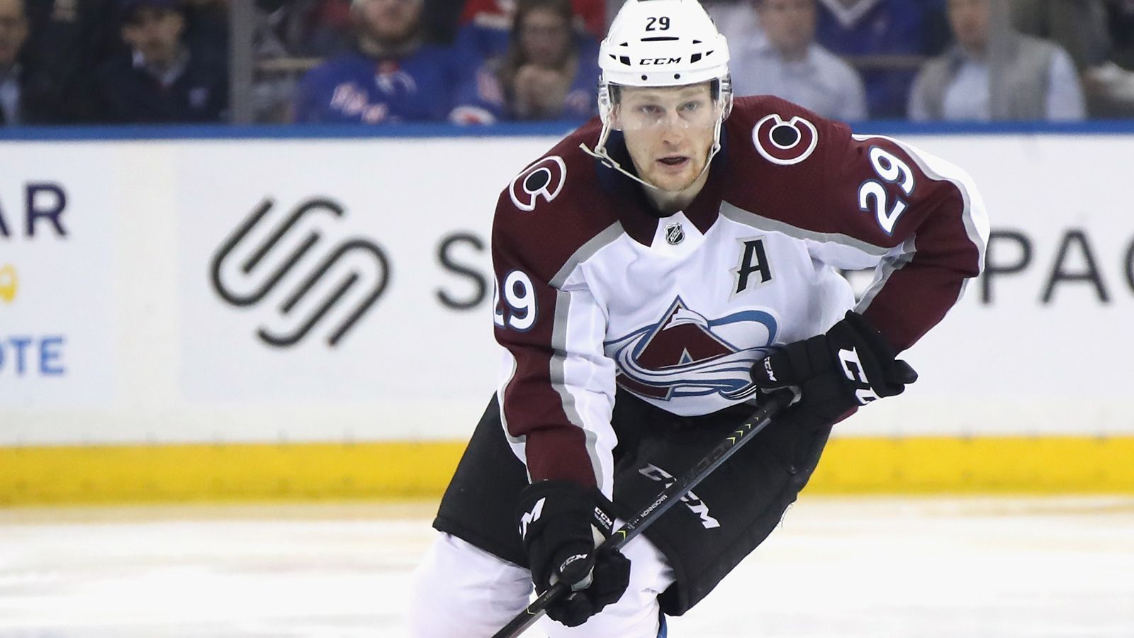 
                <strong>Nathan MacKinnon (Colorado Avalanche)</strong><br>
                Nur noch Außenseiter-Chancen hat Nathan MacKinnon von der Colorado Avalanche. Der Center hat zwar noch zwei Spiele mehr zu absolvieren als Draisaitl und Pastrnak, allerdings hat der Nummer-1-Pick des Jahres 2013 bereits 22 Punkte Rückstand auf Draisaitl. Sein Punkte-pro-Spiel-Schnitt von 1,33 ist der fünftbeste der Liga.
              