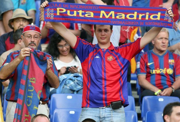 
                <strong>Real Madrid vs. FC Barcelona </strong><br>
                Auch auf den Stadionrängen leben die Fans die Rivalität offen aus. Die gegenseitige Missachtung ist allerdings nicht nur sportlicher Natur, sondern lässt sich auch auf die politische Geschichte Spaniens zurückführen.
              