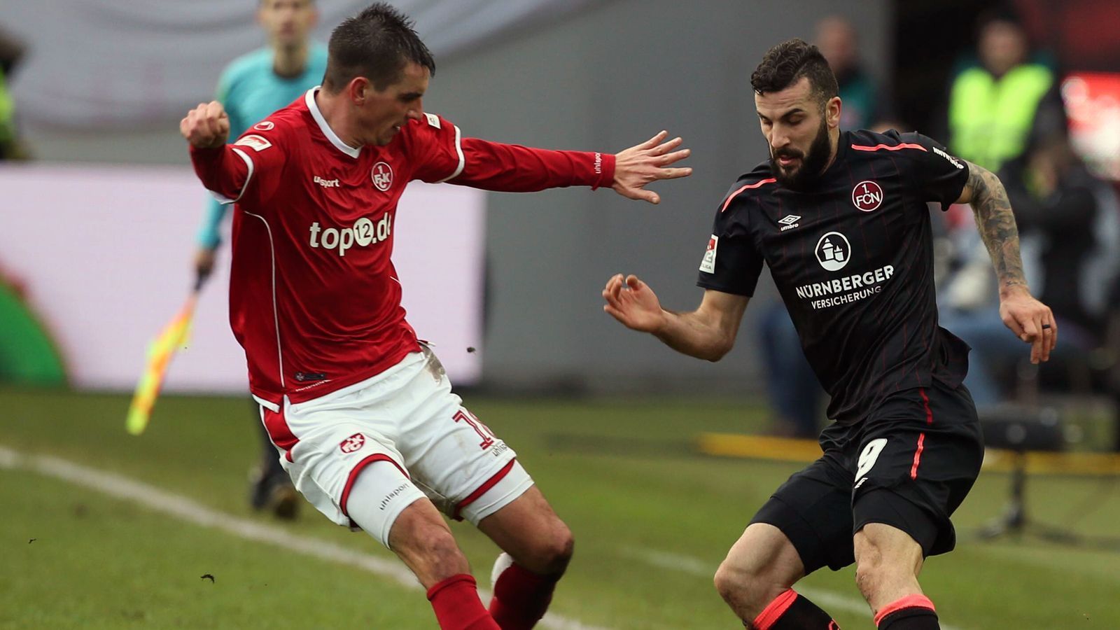 
                <strong>Lautern-Nürnberg: Tradition pur - aber nicht im DFB-Pokal</strong><br>
                Mit dem 1. FC Kaiserslautern und dem 1. FC Nürnberg treffen zwei frühere Bundesliga-Meister aufeinander (Mi., ab 18 Uhr im Liveticker), die jeweils im Jahr 1900 gegründet wurden. In der Bundesliga bzw. 2. Bundesliga kam es schon dutzende Male zum Duell zwischen den Pfälzern und den Franken - bisher 67 Pflichtspiele. Doch im DFB-Pokal gibt es diese Paarung nun zum allerersten Mal. Auch hier kommt es übrigens zu einem Wiedersehen, auf der Lauterer Bank sitzt der letztjährige Nürnberger Coach Boris Schommers.
              