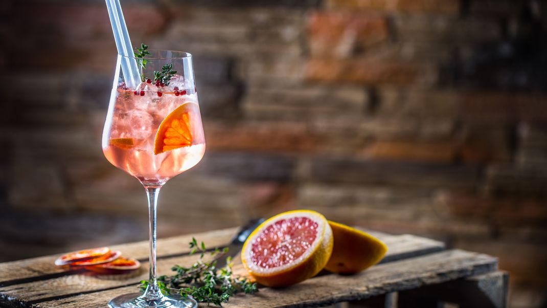 Der Aperol Paloma ist eine Variation des klassischen Aperol Spritz und in diesem Jahr voll im Trend.