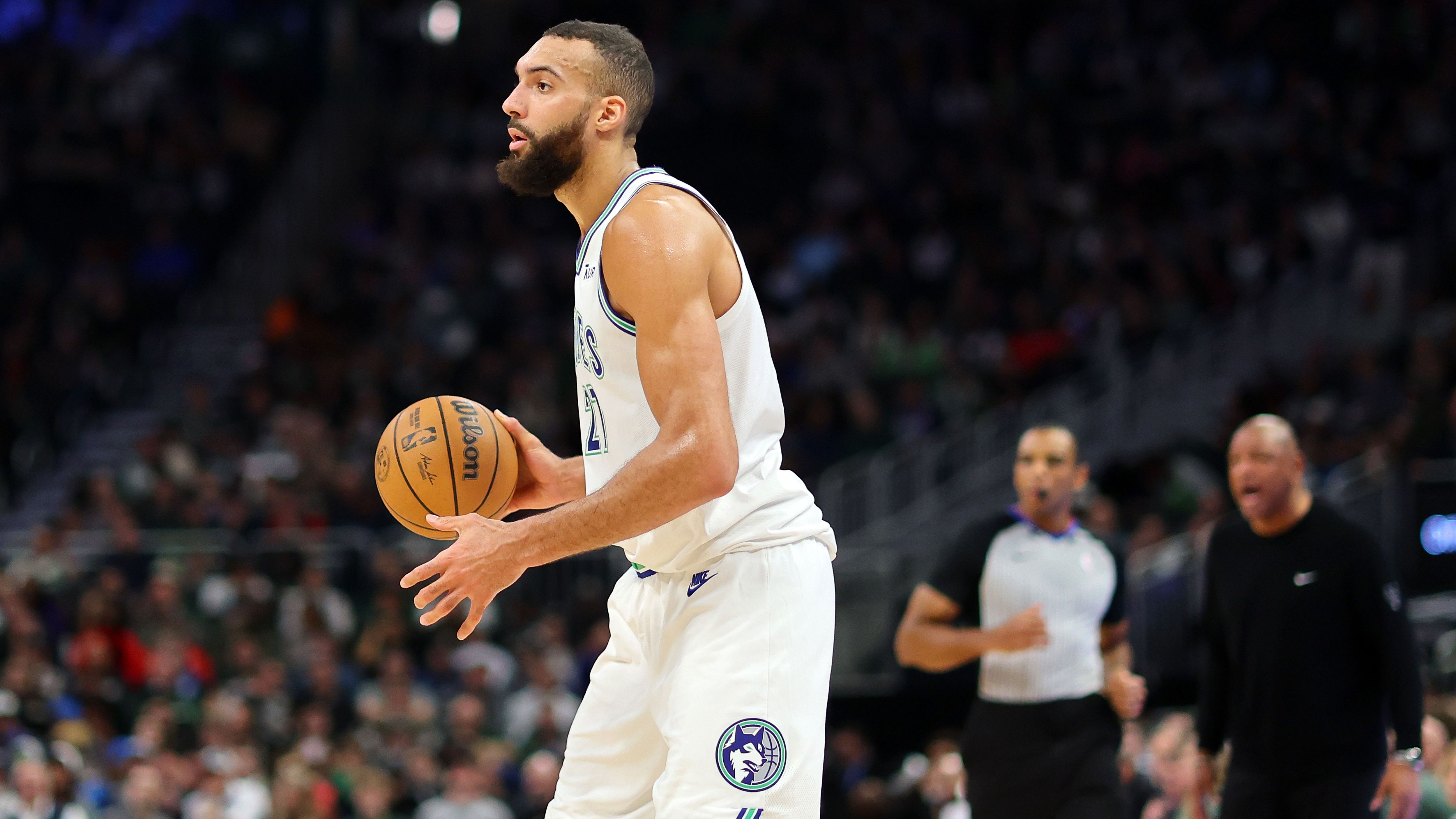 <strong>3. Minnesota Timberwolves (zuvor Rang 4, 39:16) </strong><br>Die Timberwolves haben wieder Fahrt aufgenommen. Und wie! Ins All Star Break gehen Finch und sein Team als der 1st Seed in der Western Conference. Wer hätte das vor der Spielzeit gedacht? Zuletzt gab es auswärts Blowouts bei den Contendern aus Milwaukee und L.A. (Clippers).