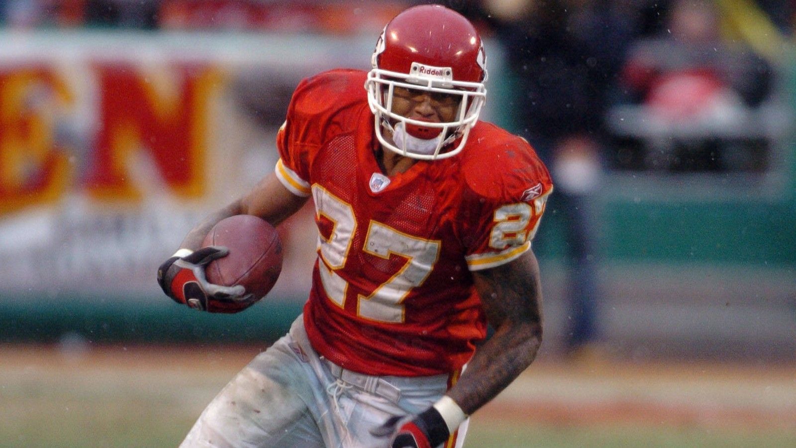 
                <strong>Kansas City Chiefs: Larry Johnson</strong><br>
                &#x2022; Rushing Yards: 1.789<br>&#x2022; Saison: 2006<br>Diese zwei Jahre hatten es in sich. Schon im Jah 2005 zeigte er mit 1.750 Rushing Yards glänzende Vorstellungen, in der Spielzeit darauf gelang ihm dann das bis heute gültige Rekordjahr mit fast 1.800 Yards und 17 Touchdowns für die Chiefs.
              