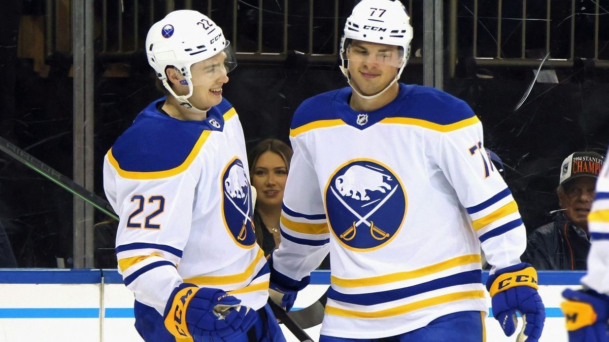 Peterka (r.) erzielt die Führung für die Sabres