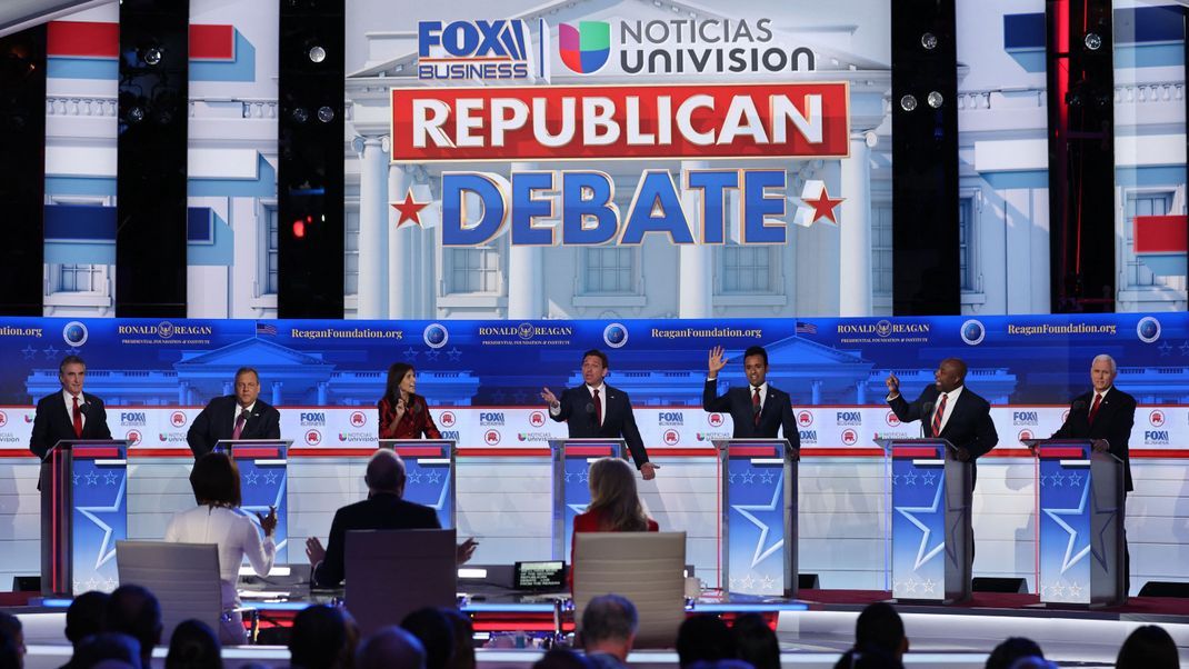 Die sieben Herausforderer des ehemaligen US-Präsidenten Donald Trump bei der republikanischen TV-Debatte im US-Bundesstaat Kalifornien. Wer wird Trump Konkurrenz machen können?