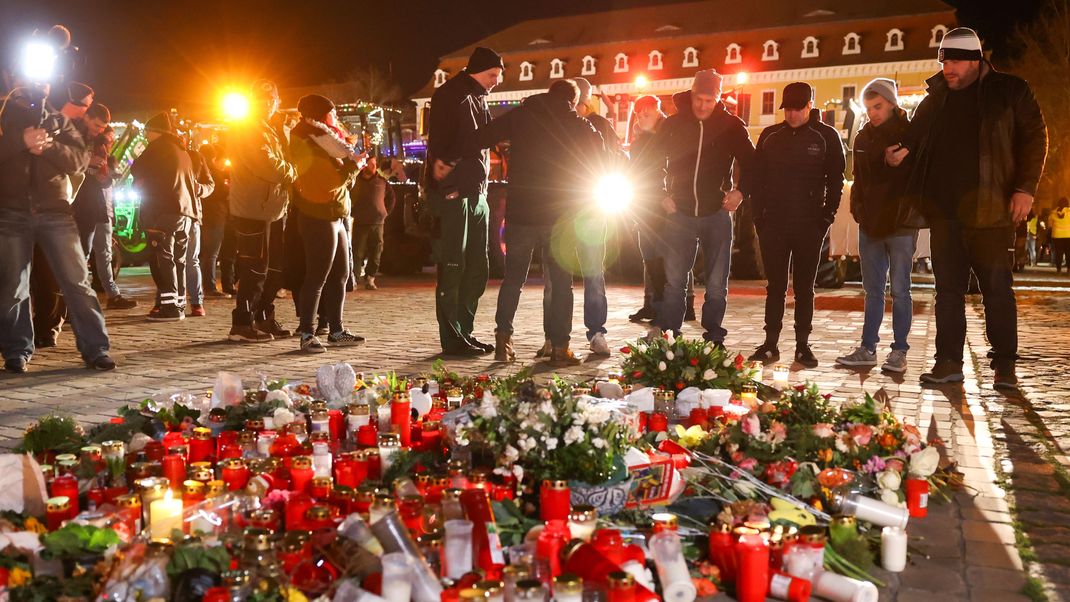 Blumen auf dem Domplatz als Zeichen der Solidarität und Anteilnahme und des Gedenkens für die Opfer des Anschlags vom 20. Dezember 2024.