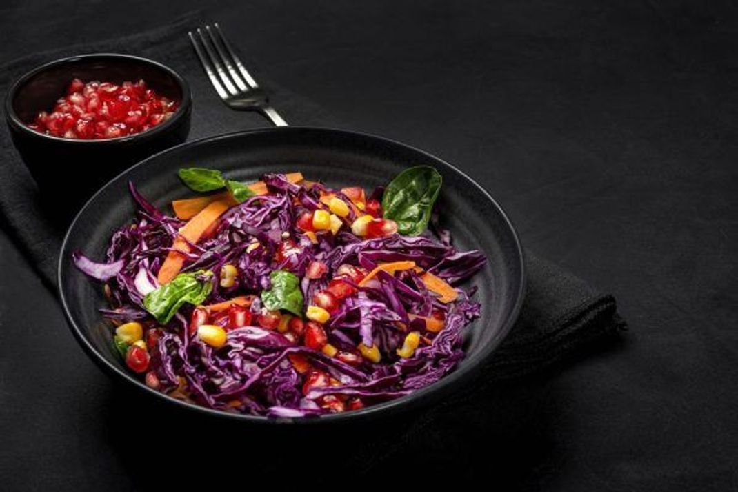 Nicht nur zu Weihnachten ist Rotkohl lecker: Du kannst auch einfach und schnell leckere Salate mit Rotkohl zubereiten.