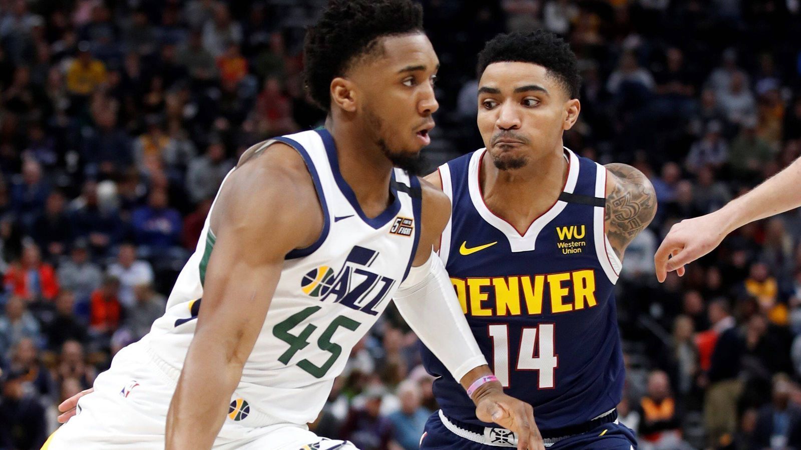 
                <strong>Westen: Denver Nuggets (3) vs. Utah Jazz (6)</strong><br>
                Das Spiel der Denver Nuggets steht und fällt mit Nikola Jokic. Ob nun Punkte (19,9), Rebounds (9,7) oder Assists (7,0): In allen drei Aspekte führt der Serbe sein Team an – und zwar im dritten Jahr in Folge. Außerdem feierte Jokic' Co-Star Jamal Murray in der Bubble sein Comeback und überzeugte kürzlich ausgerechnet beim Overtime-Sieg gegen die Jazz. Utah strahlt vor allem mit Dreiern Gefahr aus: 38 Prozent aller Würfe landen im Netz – der beste Wert der Liga. Zudem spielte sich zuletzt Donovan Mitchell, wenn auch mit schwachen Wurfquoten, in einen kleinen Rausch. In der Defense ist Center Rudy Gobert wohl der beste Ringbeschützer der Liga. Der möglicherweise entscheidende Unterschied: Die Nuggets haben mehr Tiefe im Kader, können mit Spielern von der Bank immer wieder Impulse setzen. ran.de-Tipp: Die Nuggets gewinnen mit 4:2.
              