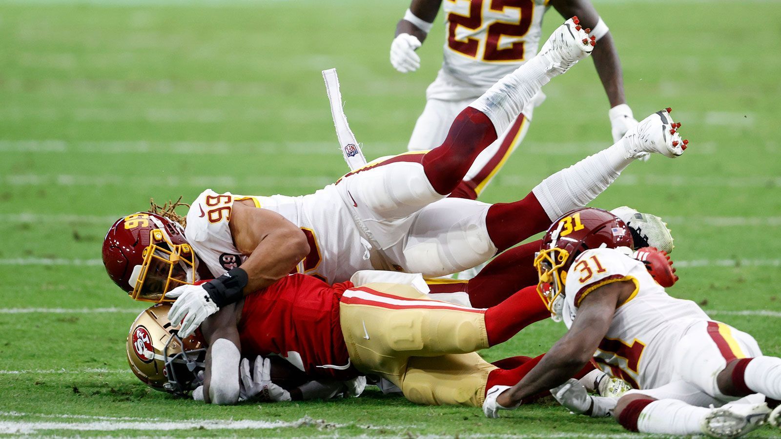 
                <strong>Gewinner: Chase Young</strong><br>
                Die Auszeichnung für den "Defensive Rookie of the Year" scheint dieses Jahr nach Washington zu gehen. Pass Rusher Chase Young spielte gegen die San Francisco 49ers wie entfesselt und verbuchte einen Sack, forcierte und eroberte jeweils einen Fumble, wobei er letzteren noch für 47 Yards in die gegnerische Endzone trug. Durch den 23:15-Sieg steht das Football Team nun unangefochten an der Spitze der NFC-East (6-7).
              