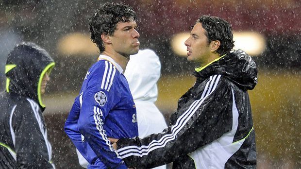 
                <strong>FC Chelsea - zwei Spieler</strong><br>
                FC Chelsea (zwei Spieler): Ebenfalls ablösefrei verliefen in den letzten zehn Jahren die einzigen beiden Abgänge von Bayern-Spieler in Richtung FC Chelsea. Michael Ballack (l.) und Claudio Pizarro kamen 2006 bzw. 2007 nach London. Doch nur der deutsche Ex-Nationalspieler hatte eine tragende Rolle im Team von Jose Mourinho. Pizarro kehrte England schon nach einem Jahr wieder den Rücken und wechselte zu Werder Bremen.
              