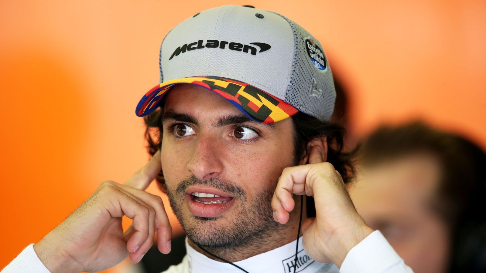 
                <strong>Carlos Sainz jr. (McLaren F1 Team)</strong><br>
                Für eine zweite Saison bei McLaren bestätigt wurde Carlos Sainz jr., der 2019 auf seinen spanischen Landsmann Fernando Alonso folgte. Der Sohn der Rallye-Legende Carlos Sainz weist beim Traditionsteam einen deutlichen Aufwärtstrend auf. Seit 2015 ist er Stammfahrer in der Formel 1.Vertrag bis: Ende 2020
              