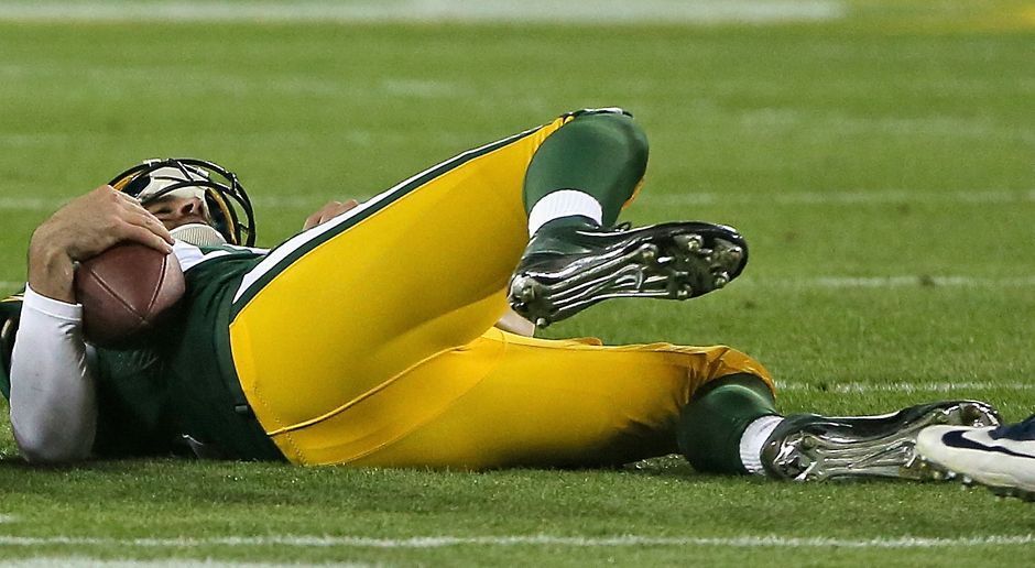 
                <strong>November 2013: Schlüsselbeinbruch</strong><br>
                Seine bisher einzige schwere Verletzung zog sich der Quarterback 2013 zu - und auch sie war an der Schulter. Nach einem Sack im ersten Viertel des Spiels gegen die Chicago Bears brach er sich das Schlüsselbein an der linken Schulter. Ähnlich wie in dieser Saison fiel der Quarterback lange aus. Er fehlte acht Spiele, die Green Bay Packers zogen dennoch in die Playoffs ein.
              