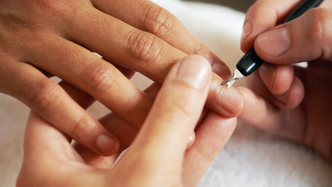 Achtet beim Verwenden eines Nagelhautentferners darauf, dass ihr nicht zu tief ansetzt, das kann zu Blutungen an der Nagelhaut führen.