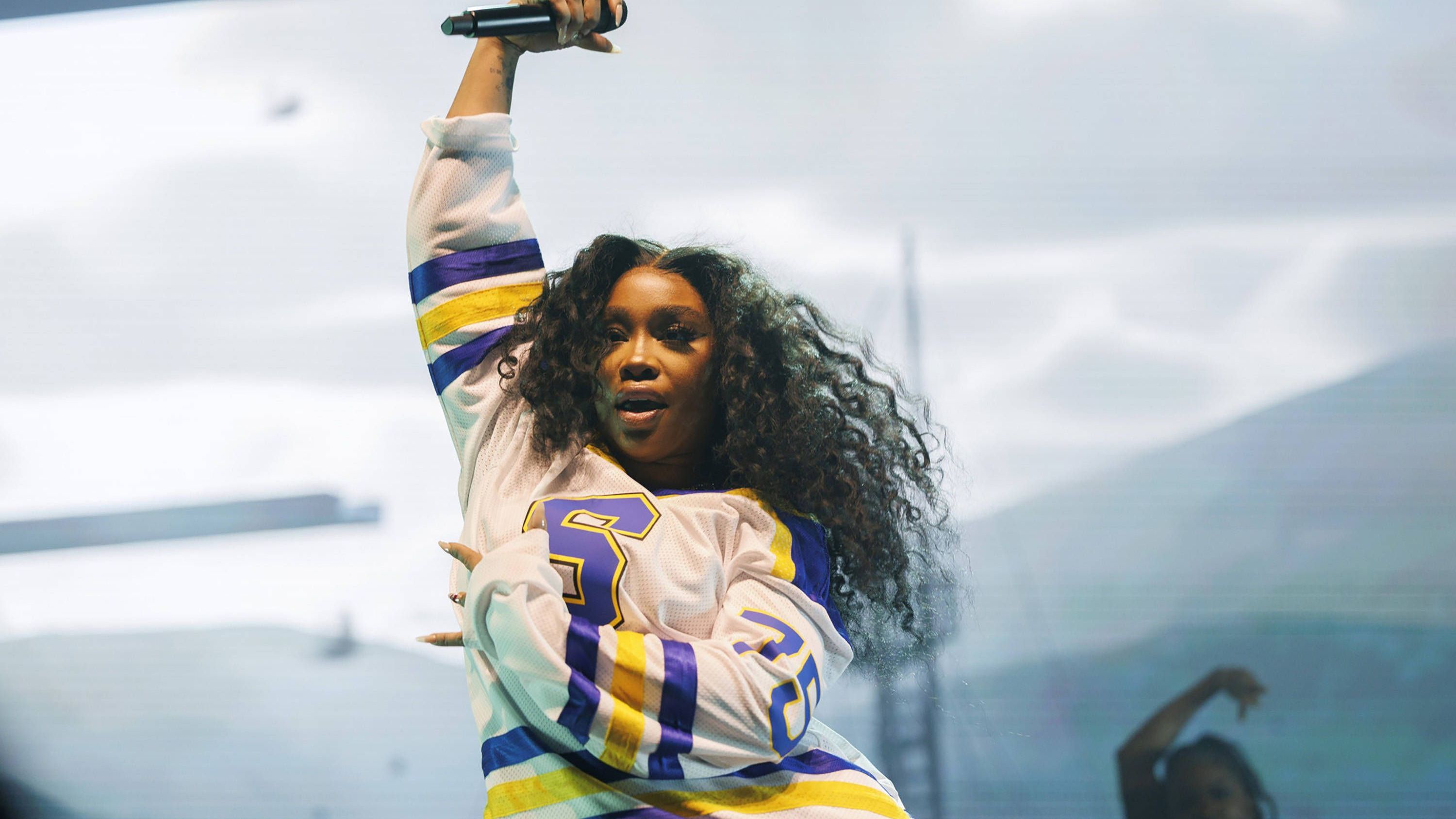 <strong>Halftime Show Gastauftritt: SZA</strong><br>Die NFL hat mit einem Trailer bekanntgegeben, dass Musikerin SZA als Gast-Künstlerin mit Kendrick Lamar auftreten wird. SZA hat bereits bei mehreren Songs des aktuellen Lamar-Albums "GNX" mitgewirkt.