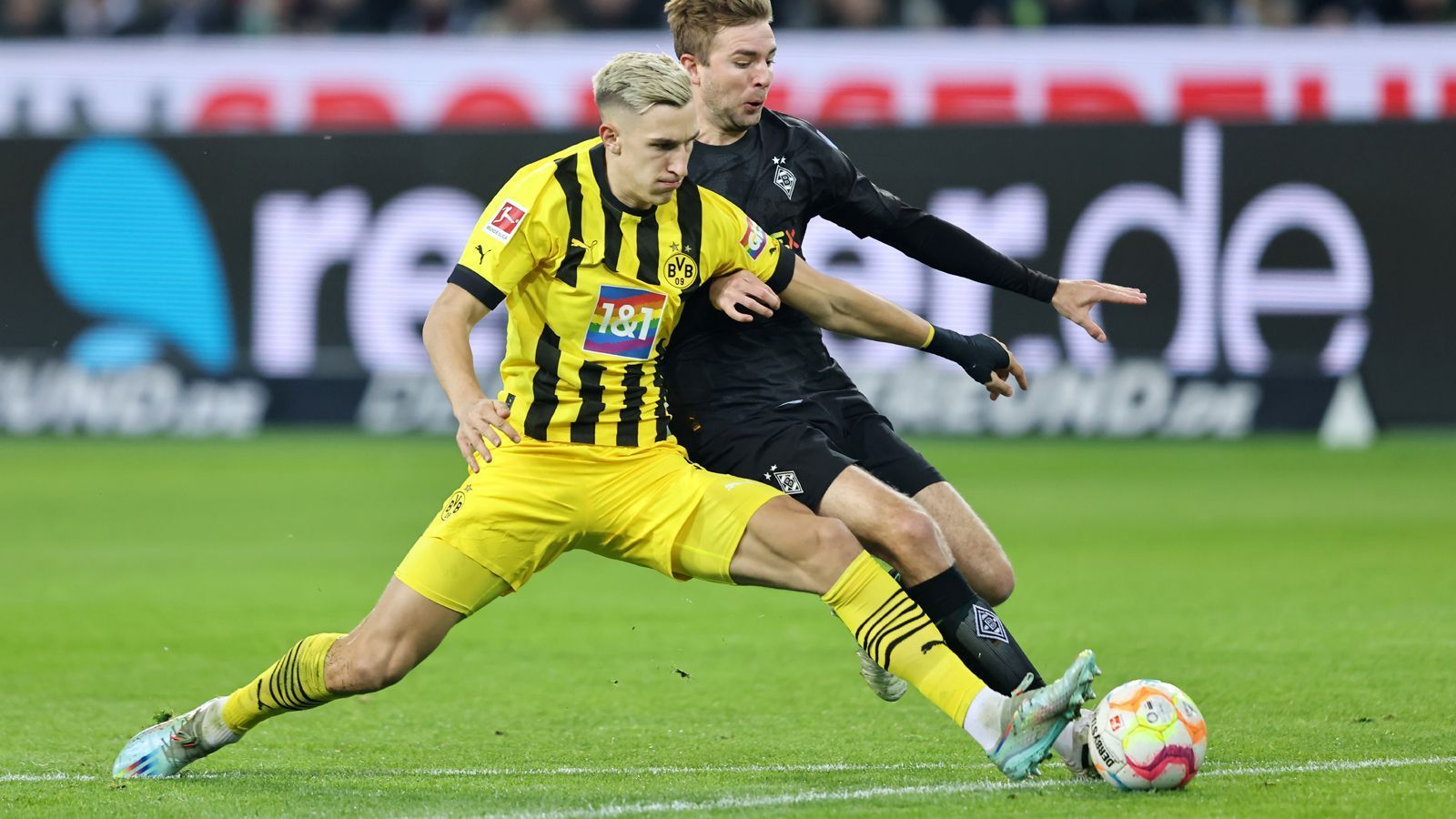 
                <strong>Nico Schlotterbeck (Borussia Dortmund)</strong><br>
                Schläft wie die gesamte Abwehr bei der frühen Gladbacher Führung durch Hofmann (5.) und ist zu weit weg vom Gegenspieler. Starkes Tackling gegen Thuram, als er fair im Strafraum per Grätsche zur Ecke klärt (11.). Leistet sich einen beinahe folgenschweren Fehler im Mittelfeld per Grätsche, kann dann aber den erneuten Rückstand selbst verhindern (22.). Sieht auch beim 1:3 nicht gut aus. Bringt den BVB per Nachschuss nach Ecke mit dem Treffer zum 2:3 zurück ins Spiel (40.). Hat wie Nebenmann Hummels immer wieder das Nachsehen im Zweikampf gegen die Gladbacher Offensivspieler. Zur 59. Minute ausgewechselt. ran-Note: 
              