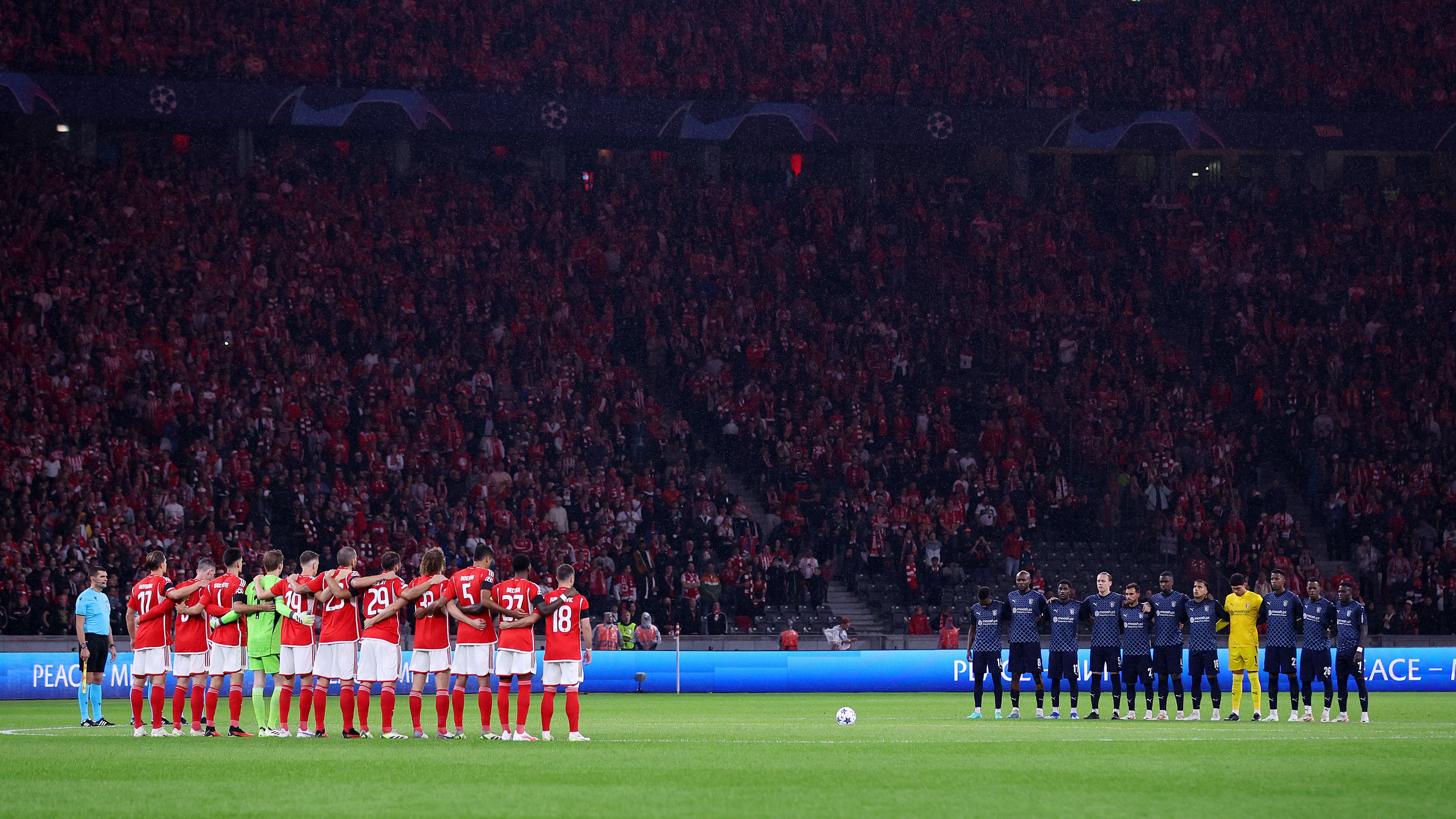 <strong>Schweigeminute vor dem Anpfiff</strong><br>Trotz aller Euphorie um das Spiel gab es vor Anpfiff auch einen traurigen Moment. Die Fans und Spieler gedachten Unions Ehrenpräsidenten Günter Mielis, der im Alter von 98 Jahren verstorben war.