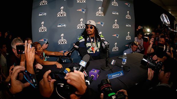 
                <strong>Marshawn Lynch Presse</strong><br>
                Auch legendär: Lynchs Verhältnis zur Presse. Während dem Großteil seiner Karriere weigerte er sich, mit Medienvertretern zu reden. Um von der NFL keine Strafen zu kassieren, antwortete er auf verschiedene Fragen meist immer ähnlich: "I'm just here so I won't get fined!"
              