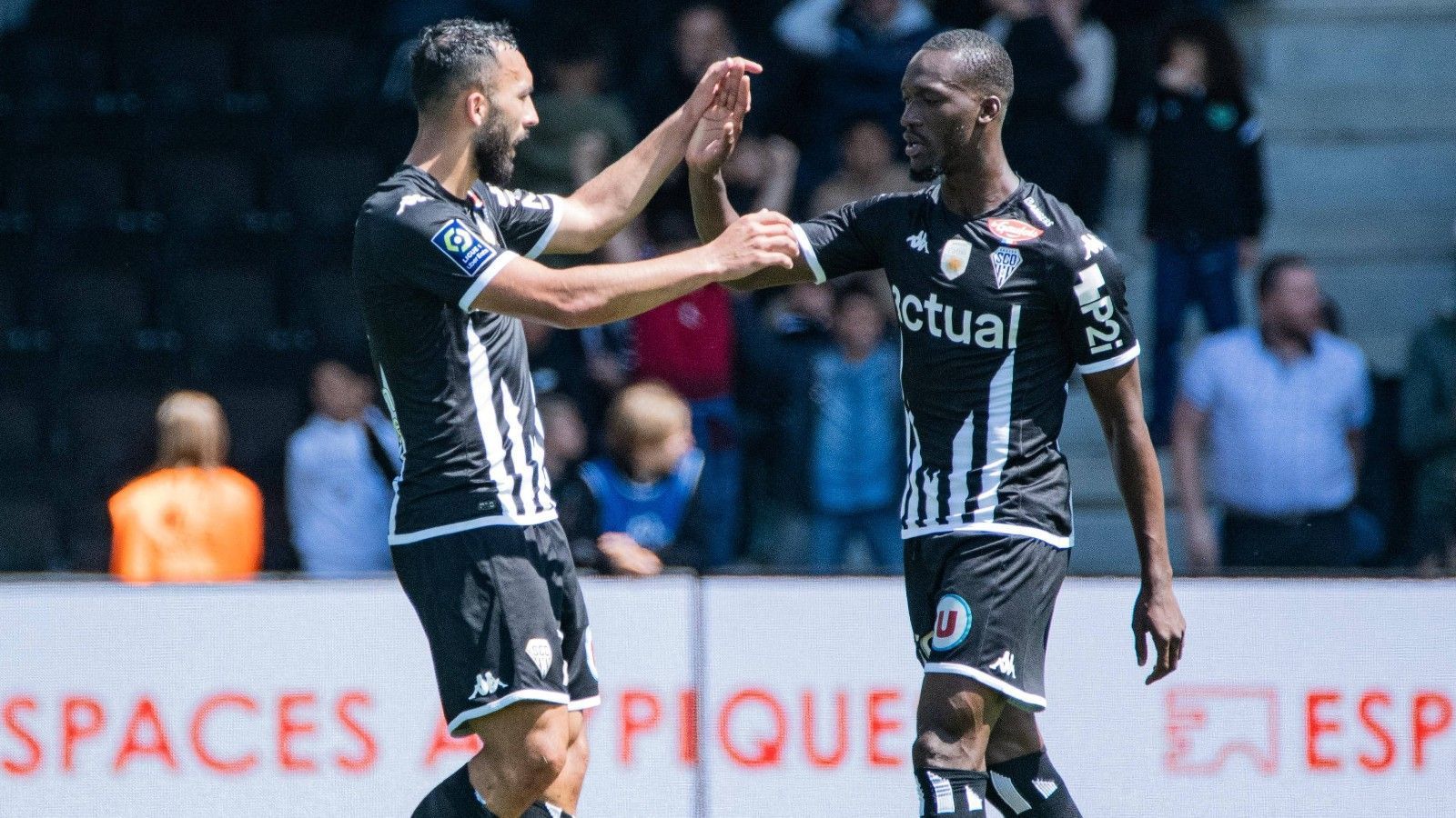 
                <strong>SCO Angers (Frankreich / Ligue 1)</strong><br>
                14 Punkte nach 35 Spielen - mit einer solchen Horrorbilanz ist der Abstieg die zwangsläufige Folge. 2015 war SCO Angers nach 21-jähriger Abwesenheit in die Ligue 1 zurückgekehrt, die Fans werden hoffen, dass es dieses Mal nicht so lange dauern wird.
              