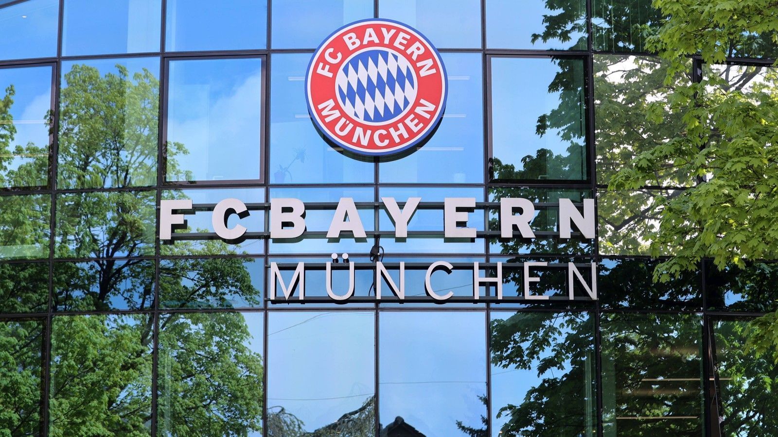 <strong>Transfergerüchte des FC Bayern München</strong><br>
                Die Saison 2023/24 geht in die finale Phase. Wie immer gibt es rund um den FC Bayern unzählige Spekulationen in Sachen Transfers. Welche Spieler werden im Sommer verpflichtet? Wer könnte gehen?&nbsp;<strong><em>ran</em></strong> zeigt die Gerüchte rund um die Münchner. (Stand: 17. Mai 2024)