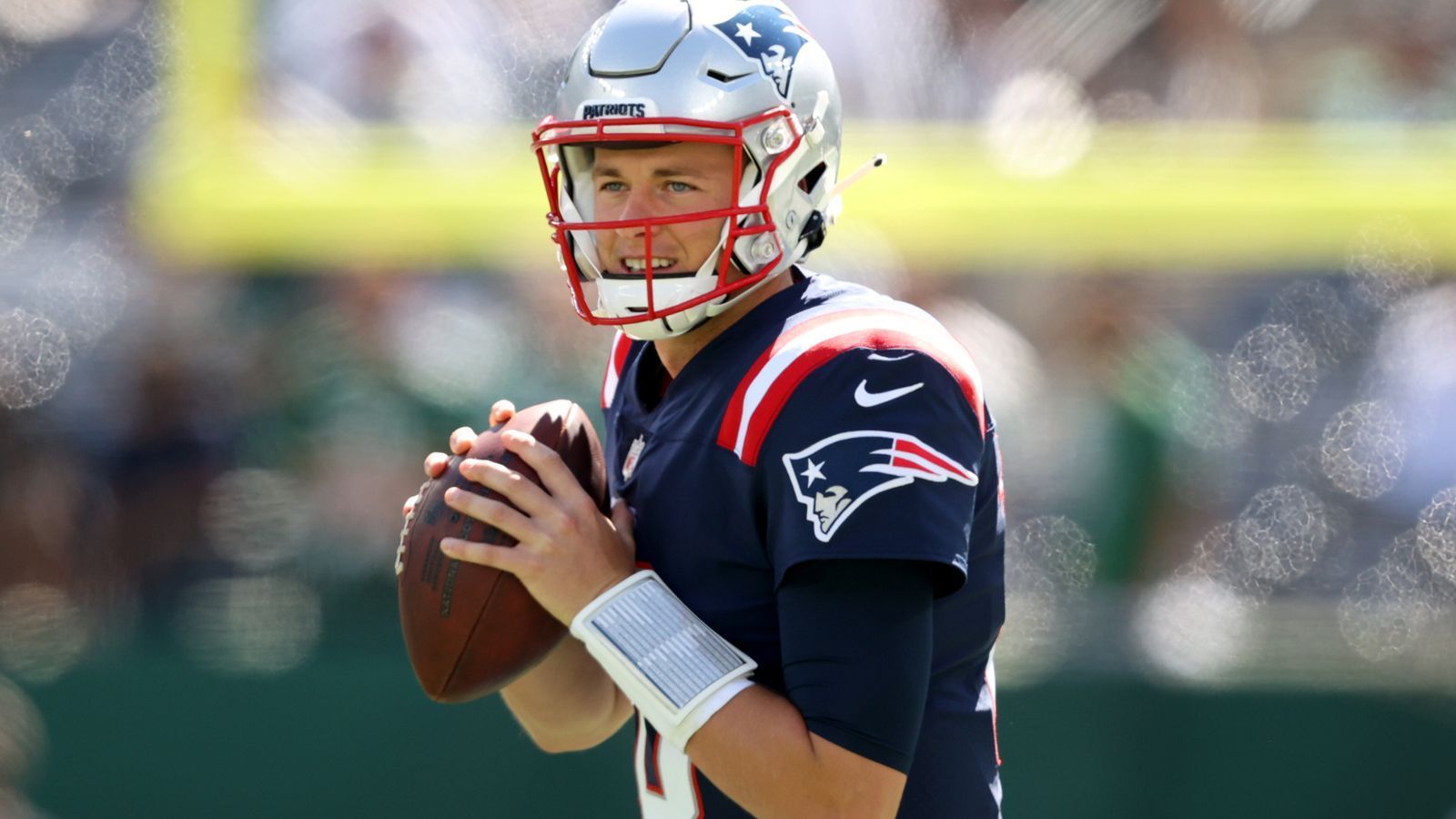 
                <strong>Mac Jones (New England Patriots)</strong><br>
                Knapper Sieg für Mac Jones und die New England Patriots. Beim 25:22-Erfolg über die Houston Texans lief lange Zeit wenig in der Patriots-Offensive zusammen, bis Jones im letzten Viertel nach einem schönen Drive ausgleichen konnte. Der Rookie fand dabei einmal mehr Tight End Hunter Henry in der Endzone, der sich zuletzt als Lieblings-Target von Jones herauskristallisierte. Letztlich beendete Jones mit 231 Passing Yards und einem Touchdown das Spiel. Zum fünften Mal in dieser Saison leistete er sich jedoch auch eine Interception. Den Saisonstart haben sich die Patriots mit zwei Siegen und drei Niederlagen zwar anders vorgestellt, gegen die Texans bewies Jones jedoch auch, dass er mit Druck umgehen kann. 
              