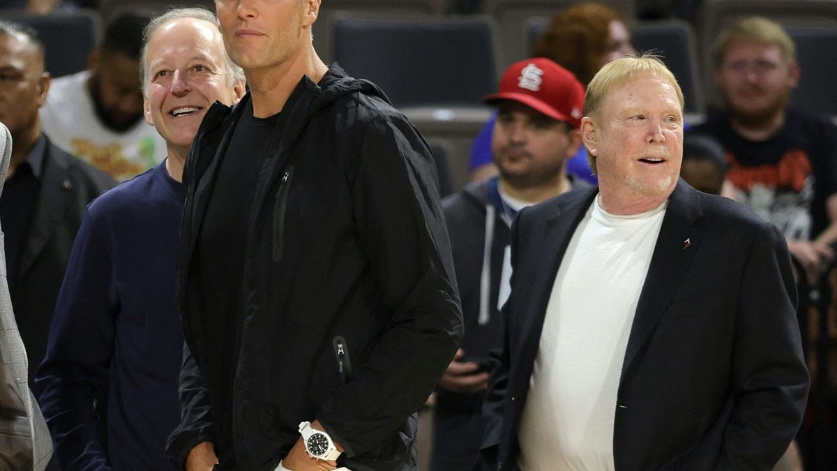 Tom Brady und Mark Davis (r.)
