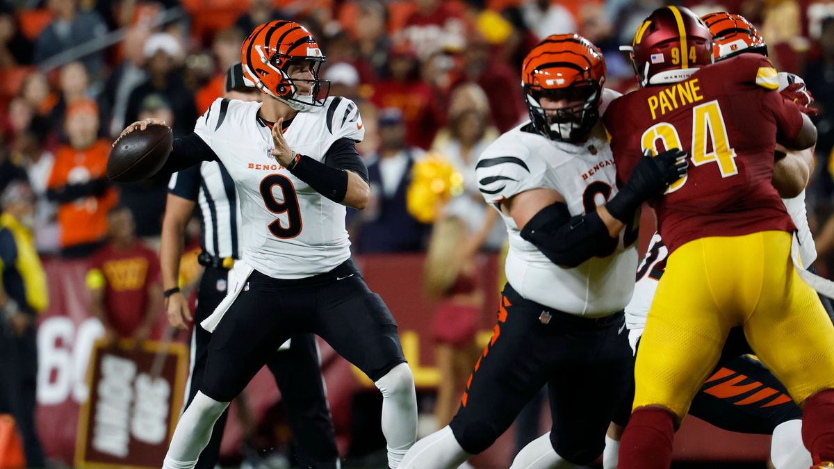 NFL, American Football Herren, USA Cincinnati Bengals at Washington Commanders Aug 18, 2025; Landover, Maryland, USA; Cincinnati Bengals quarterback Joe Burrow (9) passes the ball as Washington Com...