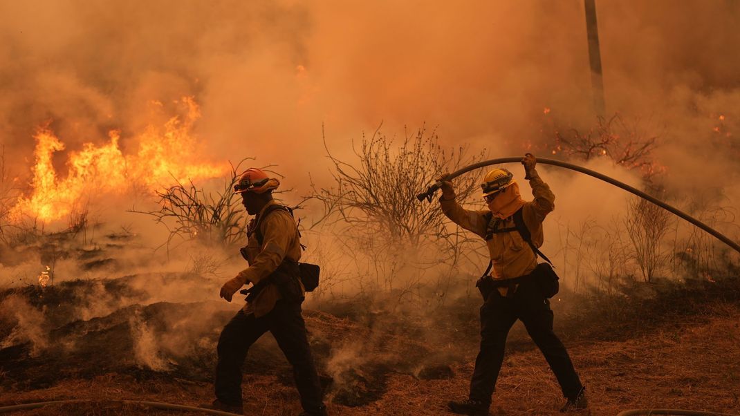 Flammen-Inferno: Einsatzkräfte versuchen das Canyon Fire bei L.A. unter Kontrolle zu bringen.