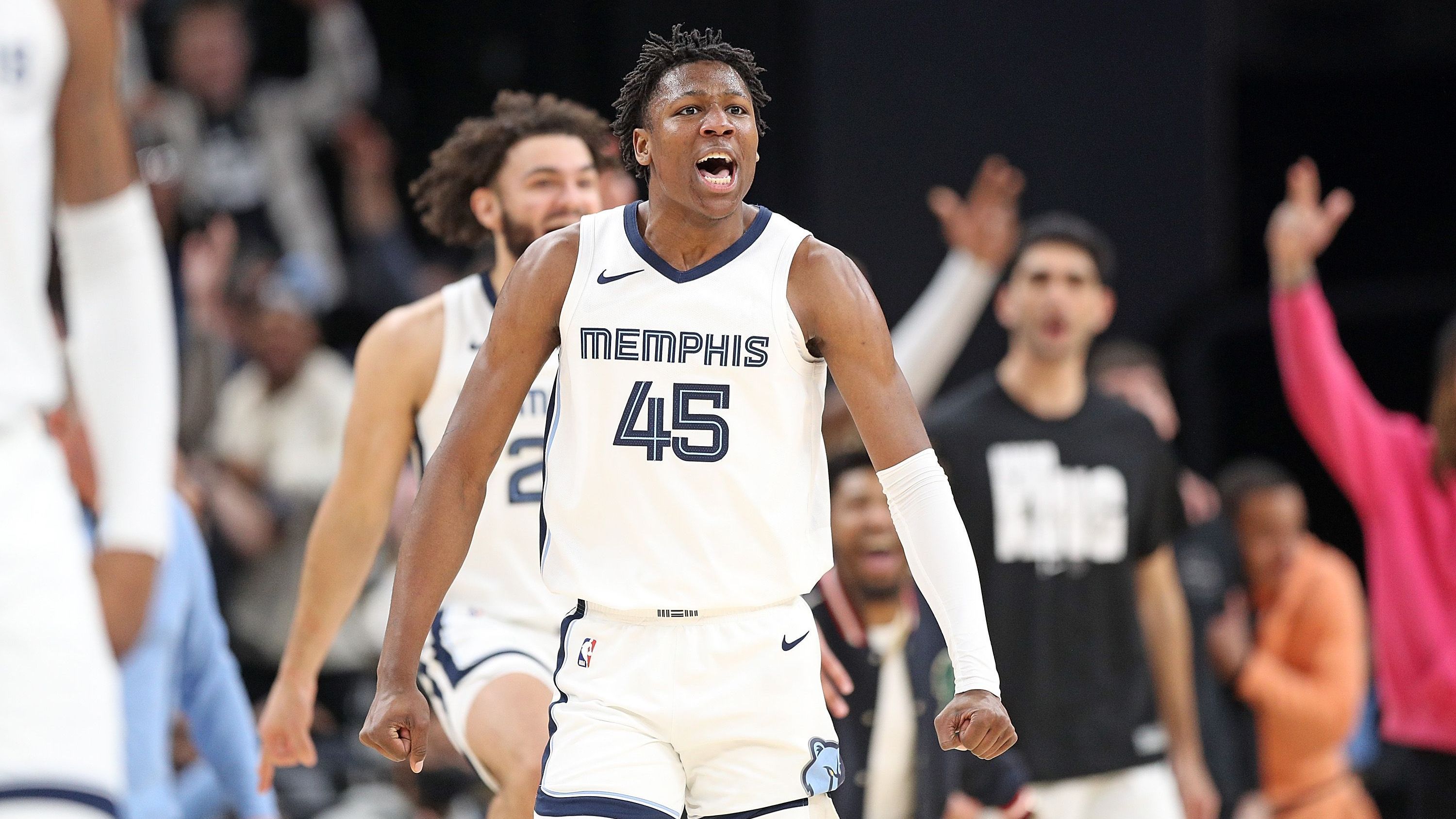 <strong>GG Jackson ll (Memphis Grizzlies, 45. Pick, 2. Runde): All-Rookie Second Team</strong><br>Nachdem Jackson am Ende der zweiten Runde gedraftet wurde, hätten wohl die wenigsten erwartet, welche Entwicklung er hinlegen würde. Aufgrund von unfassbarem Verletzungspech aufseiten der Grizzlies rutschte der Forward im Kader von Memphis nach vorne. Gegen die Denver Nuggets erzielte der 19-Jährige unglaubliche 44 Punkte. Am Ende standen 14,6 Punkte pro Spiel.