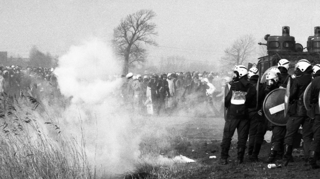 Etwa 100.000 Protestierende gingen am 28. Februar 1981 in Brokdorf auf die Straßen, um gegen das AKW zu demonstrieren.