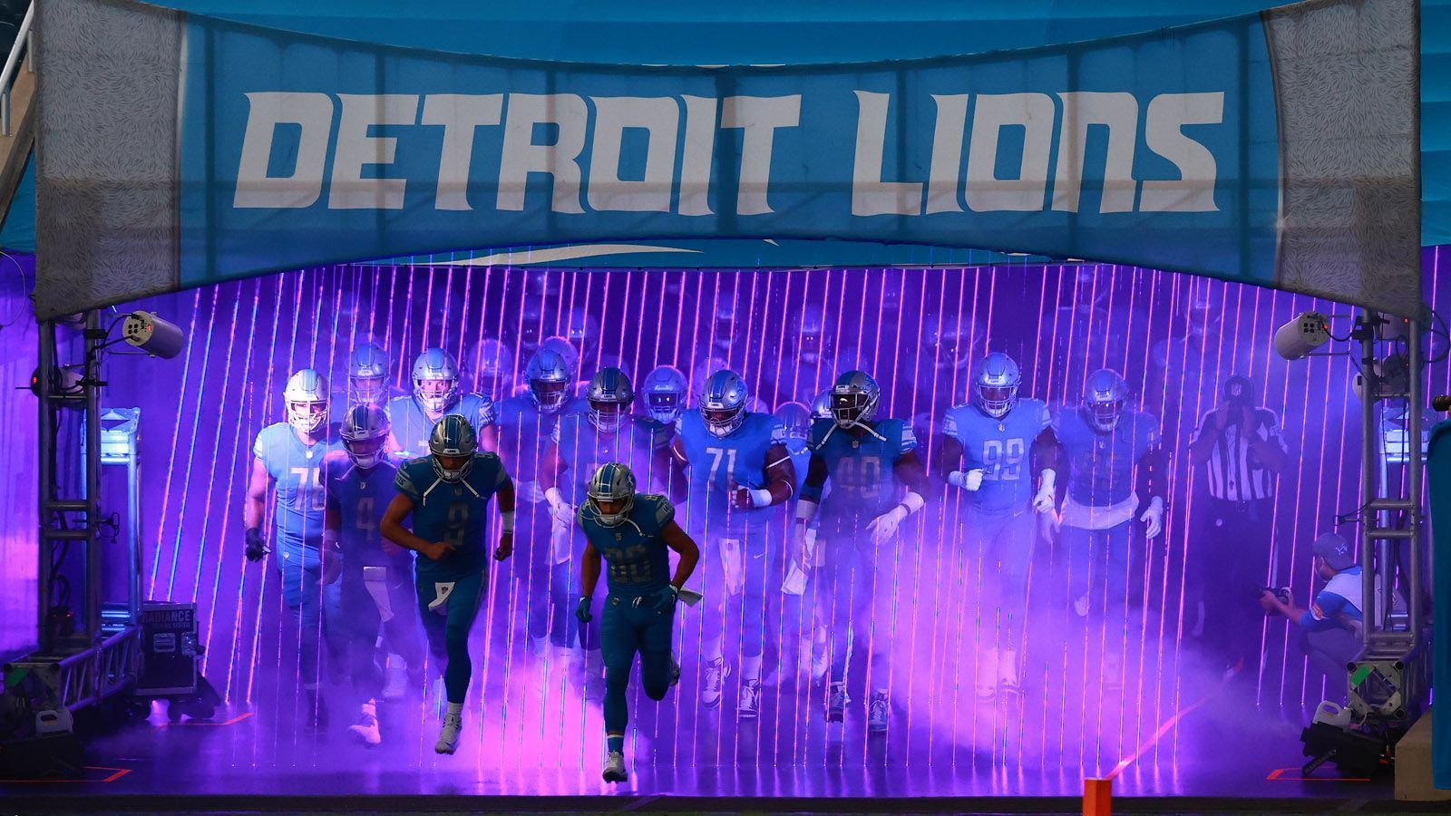 
                <strong>Negativserie der Detroit Lions im US-Profisport einsame Spitze</strong><br>
                So ist es kein Wunder, dass die Lions von allen Profi-Teams in den großen US-Sportligen am längsten auf einen Sieg warten mussten. Vor dem Sieg gegen die Arizona Cardinals in Woche drei hat die Franchise unter Patricia zuletzt am 27. Oktober 2019 gewonnen - damals gegen die New York Giants, die seitdem auch keine Bäume ausreißen konnten. Kein Team in der NFL, NBA, NHL, MLB und MLS blieb so lange sieglos. 
              