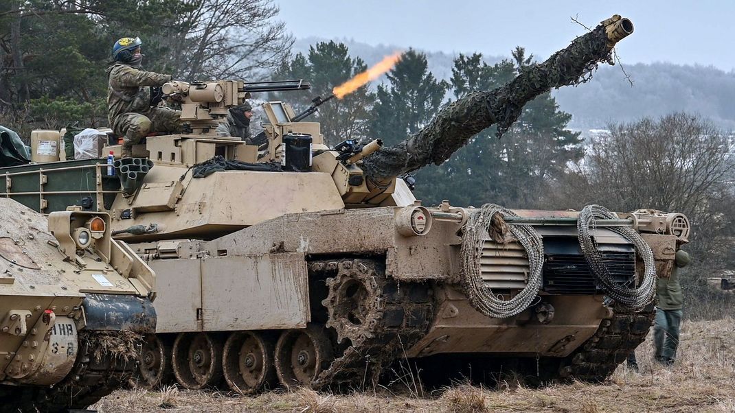 US-Soldaten schießen während der internationalen Militärübung "Allied Spirit 2022" auf dem Gelände des Truppenübungsplatz Hohenfels von einem Kampfpanzer M1 Abrams. 