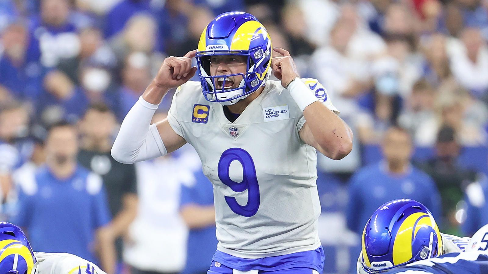 
                <strong>Los Angeles Rams</strong><br>
                Was für ein Saisonstart für die Rams! Los Angeles gelingt mit Matthew Stafford die erhoffte Verbesserung in der Offense. Der Quarterback gibt Head Coach Sean McVay deutlich mehr Optionen als der getradete Jared Goff. Darüber hinaus hat Stafford in den ersten drei Spielen eine unfassbare Chemie mit Wide Receiver Cooper Kupp, der die Liga, gemeinsam mit Aaron Jones, sogar in Touchdowns anführt. Seine 367 Receiving-Yards sind ebenfalls Bestwert in der NFL. Mit DeSean Jackson und Van Jefferson streckt McVay das Feld zusätzlich vertikal, Robert Woods und Tyler Higbee komplettieren die sehr flexible Offensive im Kurzpassspiel.
              