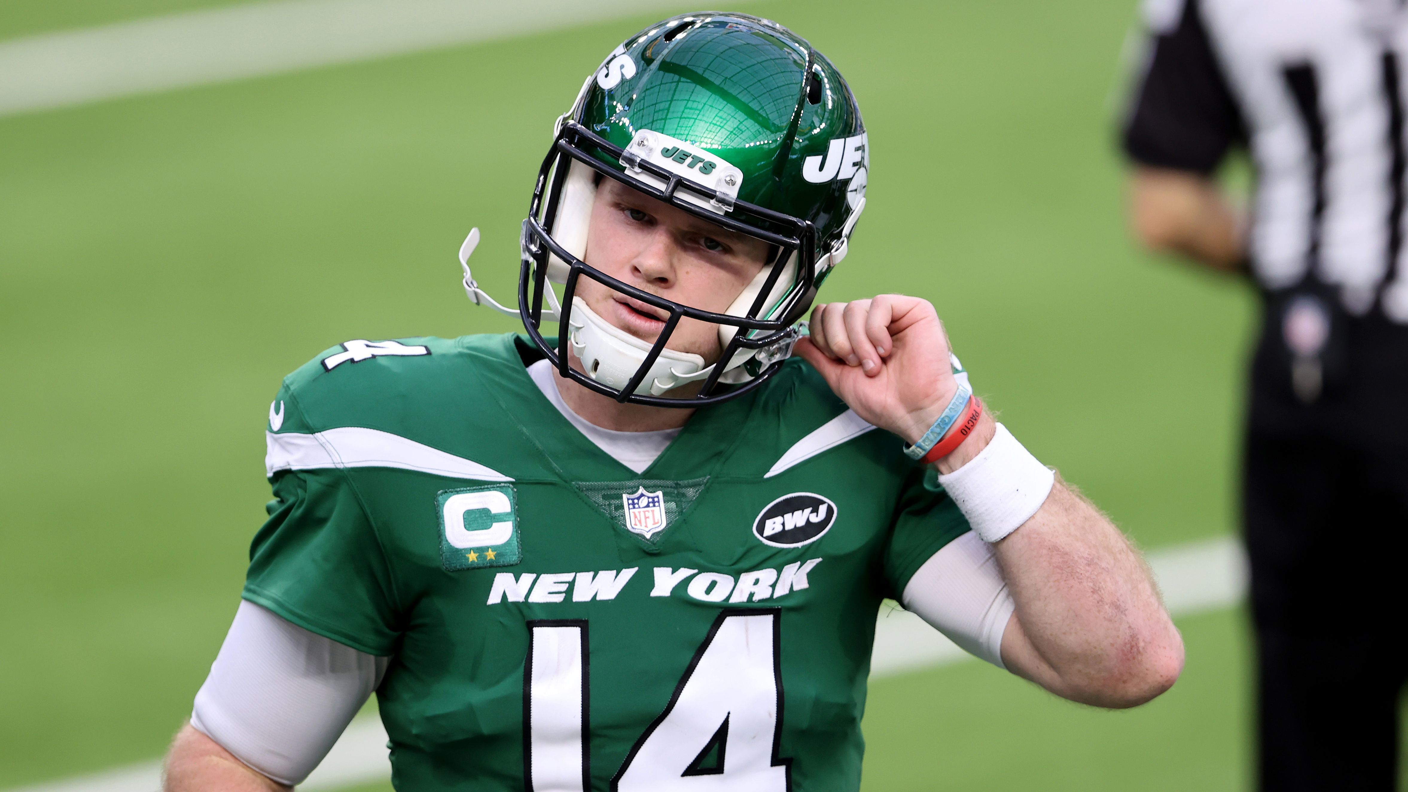 <strong>Platz 32: Sam Darnold</strong><br>Seit dem Draft 2019 (dritte Stelle) erlebt Sam Darnold einen Abstieg. Angefangen in einem schwachen New York Jets Team. Nach drei Jahren stehen weniger gute bis maximal solide Leistungen und eine Bilanz von 13 Siegen und 25 Niederlagen. Anschließend spielte er zwei Spielzeiten für die Carolina Panthers (acht Siege, neun Niederlagen) und eine als BackUp bei den San Francisco 49ers. Aktuell spielt er bei den Minnesota Vikings.