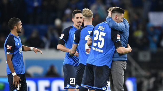 
                <strong>TSG Hoffenheim (5.)</strong><br>
                In der Liga noch ungeschlagen, stellte die TSG auch in der Vorbereitung ihre starke Form unter Beweis. Das Problem: Die Erfolgsserie weckt Begehrlichkeiten bei der Konkurrenz. Niklas Süle und Sebastian Rudy verlassen den Klub im Sommer bereits Richtung München. Auch Erfolgscoach Julian Nagelsmann wird wohl bei jedem Topklub ein Kandidat sein, wenn dort Bedarf herrscht. Unruhe ist aber (noch) ein Fremdwort in Hoffenheim. ran-Form: Auf Europa-Kurs
              