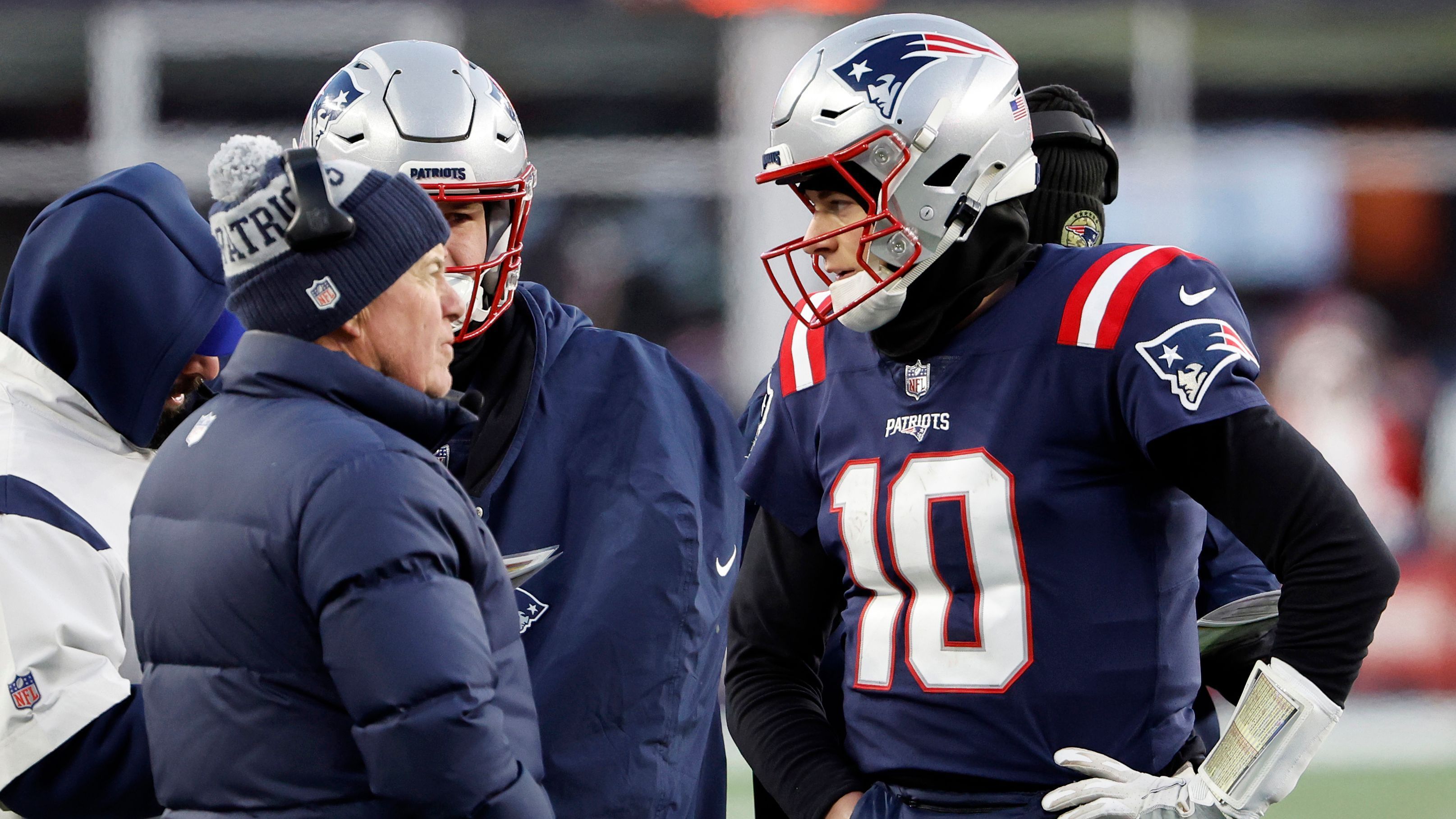 
                <strong>Mac Jones vor Abschied? Quarterback-Optionen für die New England Patriots</strong><br>
                Owner Robert Kraft soll derweil auch weiterhin ein großer Befürworter des 24-Jährigen sein, selbst wenn in der Vorsaison vieles nicht wie erhofft in New England funktionierte. Es gab jede Menge Probleme in der Offense, nachdem Belichick Matt Patricia zum Playcaller für die Offense bestimmt hatte, obwohl der eigentlich in der Vergangenheit noch lange als Defensive Coordinator gearbeitet hat. Auch die Installation von Joe Judge als Coach der Quarterbacks soll Medienberichten zufolge ein Desaster gewesen sein. Hinsichtlich der Effizienz in der gegnerischen Redzone war kein anderes Team der NFL 2022 in der Folge so schwach wie New England. Jones konnte ebenfalls nicht an seine starken Leistungen aus seiner Rookie-Saison anknüpfen und warf in 14 Saisonspielen lediglich 14 Touchdown-Pässe und elf Interceptions. ran präsentiert mögliche Quarterback-Alternativen für die Franchise, sollte es wirklich zur Trennung von Jones kommen.
              