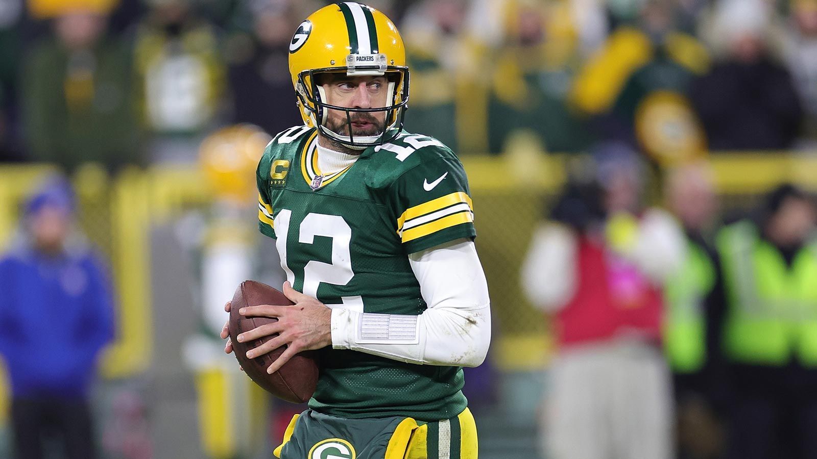 
                <strong>Aaron Rodgers (Green Bay Packers)</strong><br>
                Mal wieder ist die Saison der Green Bay Packers vorzeitig beendet und mal wieder gibt es Rücktrittsgerüchte um Aaron Rodgers. Der 39-Jährige ließ seine Zukunft nach dem letzten Saisonspiel gegen die Detroit Lions offen: "Irgendwann hört das Karussell auf, sich zu drehen. Dann ist es Zeit, auszusteigen." Als Ankündigung seines sofortigen Karriere-Endes wollte er diese Worte jedoch nicht verstanden wissen. Allerdings hielten TV-Kameras fest, wie er einen Trikottausch mit einem Lions-Profi ablehnte. "Ich werde es behalten", sagte die Quarterback-Legende und lieferte damit einen weiteren Hinweis auf ein mögliches Ende bei den Packers. Fakt ist, dass mit Jordan Love ein ehemaliger Erstrundenpick als Nachfolger parat steht - und selbst mit einem 39 Jahre alten Rodgers verpasste das Team die Playoffs. Zeit für einen Rebuild? Die Offseason wird es zeigen.
              