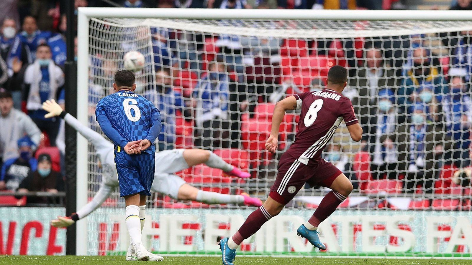 
                <strong>Tielemans-Kracher entscheidet das FA-Cup-Finale</strong><br>
                Den entscheidenden Treffer erzielte der Belgier Youri Tielemans in der 63. Minute mit einem überragenden Distanzschusstor genau links in den Winkel. Chelseas Keeper Kepa war dabei völlig chancenlos. 
              