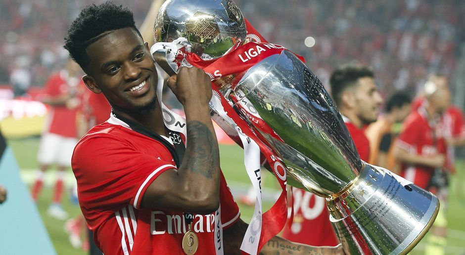 
                <strong>Nelson Semedo (Benfica -> FC Barcelona)</strong><br>
                Keeper Ederson wechselte zuletzt zu Manchester City, Victor Lindelöf zu Manchester United. Doch der Ausverkauf bei Benfica Lissabon geht weiter. Der FC Barcelona hat sich nämlich mit dem portugiesischen Meister auf einen Transfer von Nelson Semedo geeinigt. Laut der Zeitung "Record" soll sich die Ablösesumme auf ungefähr 30 Millionen Euro belaufen. Semedos Vertrag bei Benfica lief noch bis 2021.
              