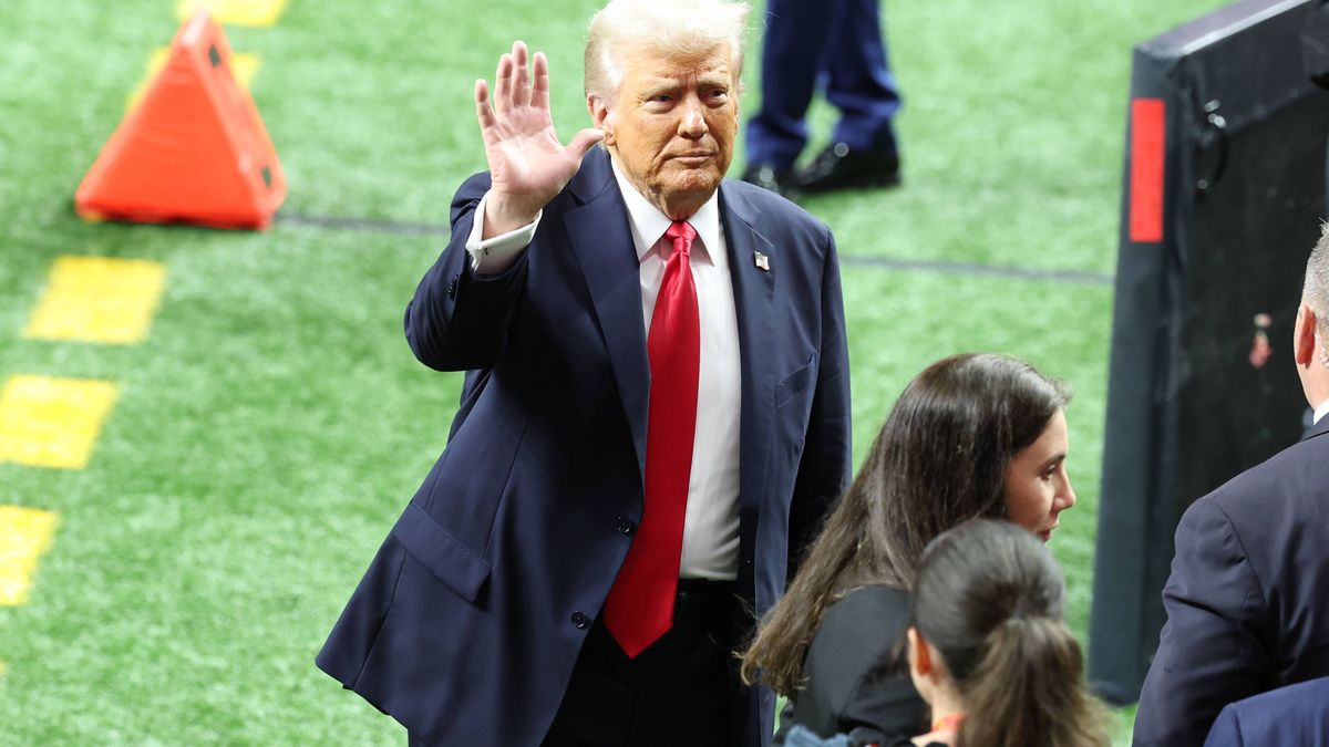 NFL, American Football Herren, USA Super Bowl LIX-Kansas City Chiefs at Philadelphia Eagles Feb 9, 2025; New Orleans, LA, USA; President Donald Trump leaves the field after participating in a meet ...