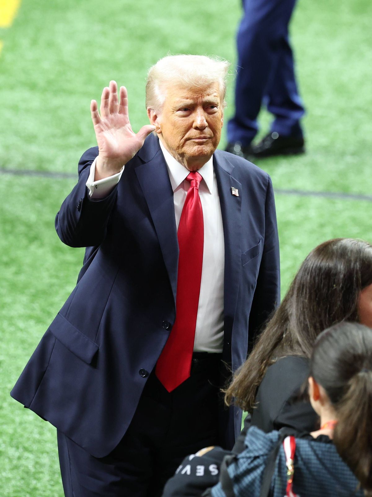 NFL, American Football Herren, USA Super Bowl LIX-Kansas City Chiefs at Philadelphia Eagles Feb 9, 2025; New Orleans, LA, USA; President Donald Trump leaves the field after participating in a meet ...