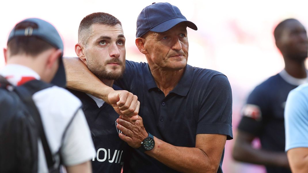 Da ist eine starke Schulter gefragt: Bochums neuer Trainer Peter Zeidler (r.) konnte mit der Leistung seiner Mannschaft einverstanden sein