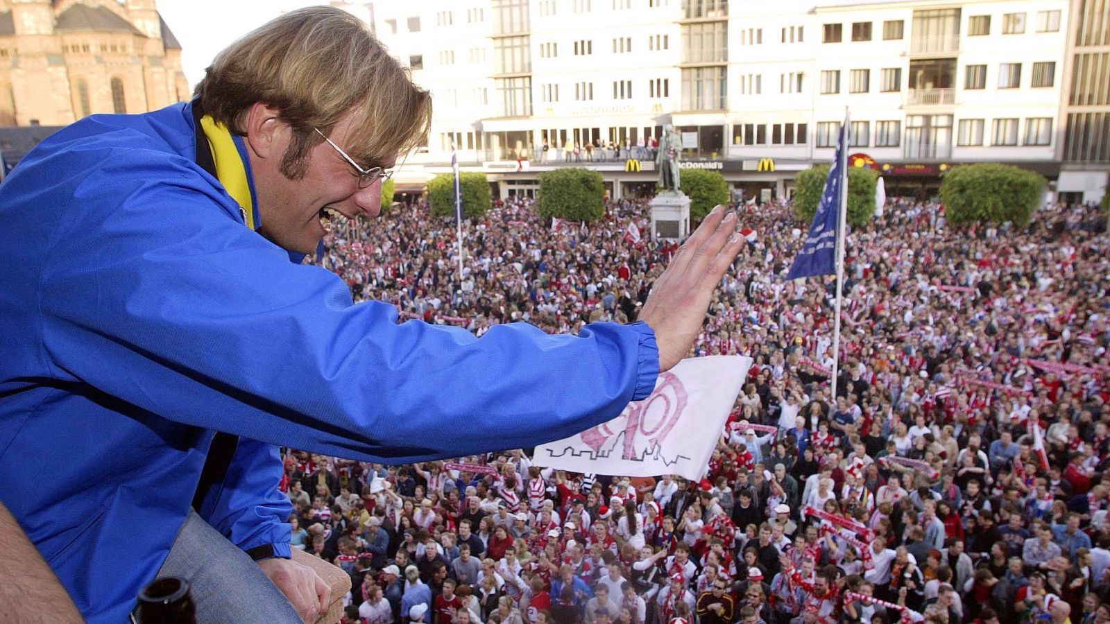 
                <strong>Jürgen Klopp beginnt seine Aufstiegssaison</strong><br>
                Im Sommer 2003 beginnt Jürgen Klopp als Trainer des 1. FSV Mainz 05 die Saison in der 2. Liga, die am Ende den Aufstieg in die Bundesliga für die Rheinhessen bedeuten soll. Mittlerweile ist Jürgen Klopp Deutscher Meister, Englischer Meister und Champions League-Sieger. Erfolge, die Friedhelm Funkel als Coach nicht ganz vorweisen kann.
              