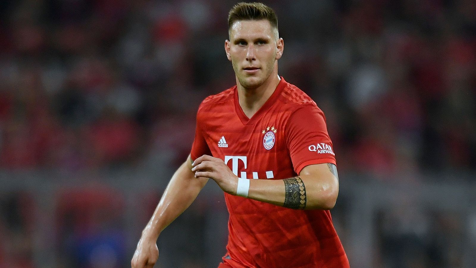 
                <strong>Niklas Süle</strong><br>
                Als Innenverteidiger ist Süle nur selten gefordert, glänzt aber dennoch mit einem guten Zweikampfverhalten. Wichtig ist er auch im Spielaufbau, spielt einige gute hohe Bälle, hat einen guten Überblick, schaltet sich auch ganz vorne in das Offensivspiel mit ein. ran-Note: 3
              