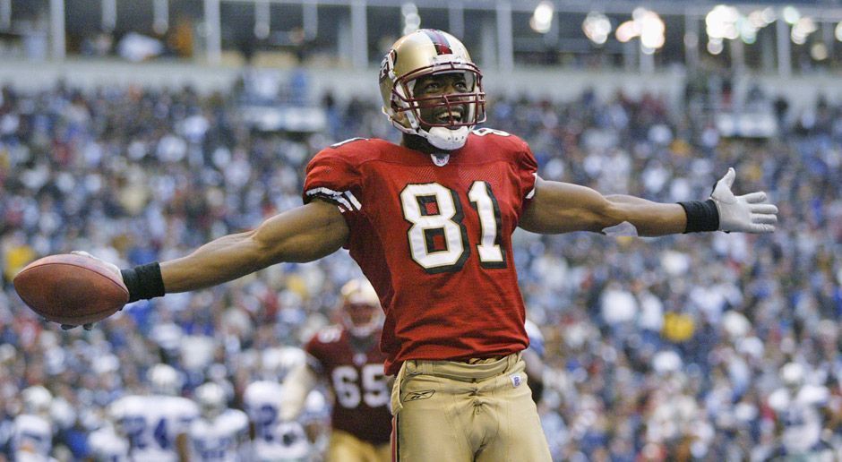 
                <strong>Terrell Owens</strong><br>
                Von den 49ers 1996 gedraftet, spielte Owens in seiner Karriere noch für die Eagles, Cowboys, Bills und Bengals. 2005 erreichte Owens mit den Eagles den Super Bowl, der aber gegen die Patriots verloren ging (21:24). In seiner Karriere fing der Wide Receiver 1078 Pässe für 15.934 Yards und 152 Touchdowns. Owens stand in sechs Pro Bowls und gehört dem NFL 2000s All-Decade Team an. Weil er in den vergangenen zwei Jahren nicht schon in die HoF eingeführt wurde, boykottierte Owens die feierliche Veranstaltung 2018 mit der Verleihung der "Gold Jackets". Teil der Hall of Fame ist er nun allerdings trotzdem.
              