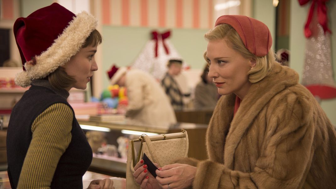 In "Carol" treffen Therese (Rooney Mara, li.) und Carol (Cate Blanchett, re.) in einem Einkaufszentrum aufeinander und verlieben sich.