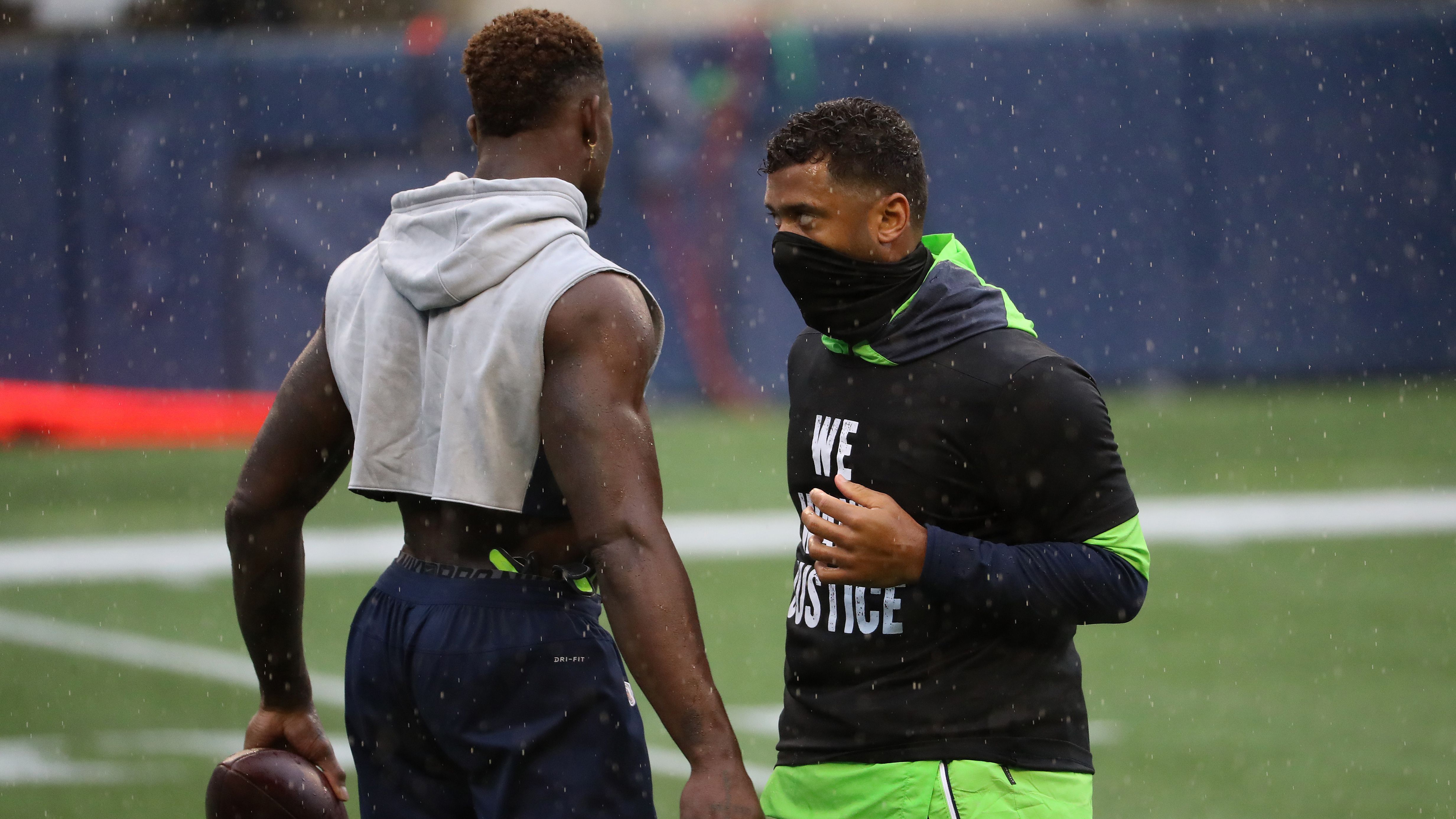 
                <strong>Wilson und Metcalf: Vergleiche mit Montana und Rice</strong><br>
                Und so stehen die Seahawks erstmals in ihrer Geschichte bei einer Bilanz von 5-0 zum Auftakt und verfügen mit der Kombination Wilson-Metcalf über eines der dynamischsten Quarterback-Receiver-Duos der Liga. Seahawks' Legende Steve Largent zog bereits Vergleiche zu dem großen Jerry Rice. Nach dem Sieg im Sunday Night Game äußerte sich Wilson zu diesem Vergleich: "Hoffentlich können ich und er ein bisschen wie Jerry Rice und Joe Montana werden." Montana und Rice gewannen zusammen zwei Super Bowls und gelten als das vermeintliche beste Duo der NFL-Geschichte. Streng nach dem Vorbild des langjährigen Erfolgsduos des großen Konkurrenten San Francisco 49ers solle in Seattle nun eine Dynastie entstehen.
              